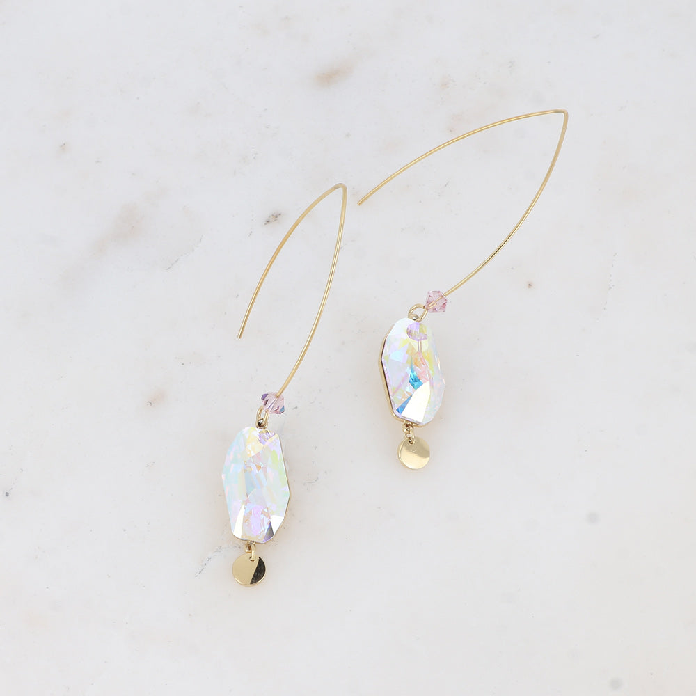 Boucles pendantes- Ornée de cristaux de Swarovski® et pampille ronde - Dimensions du cristal : 9,5 x 18 mm - Dimensions de la boucle : 10 x 62 mm - AB