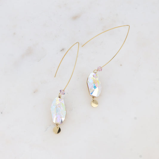 Boucles pendantes- Ornée de cristaux de Swarovski® et pampille ronde - Dimensions du cristal : 9,5 x 18 mm - Dimensions de la boucle : 10 x 62 mm - AB