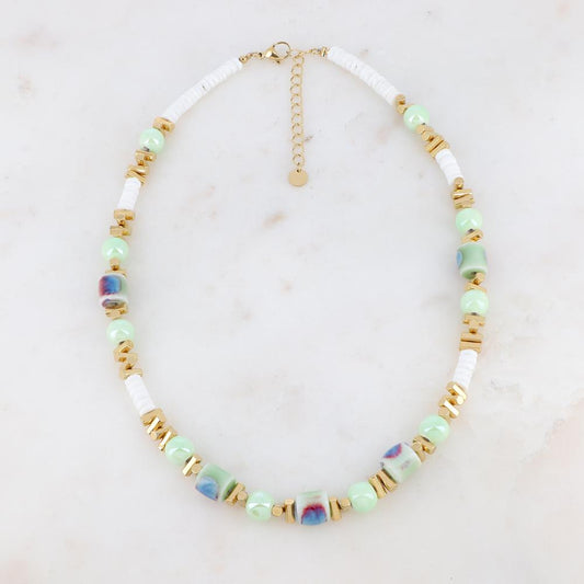 Collier doré avec des perles en céramique verte claire émaillée et des coquillages blancs 40+5 cm