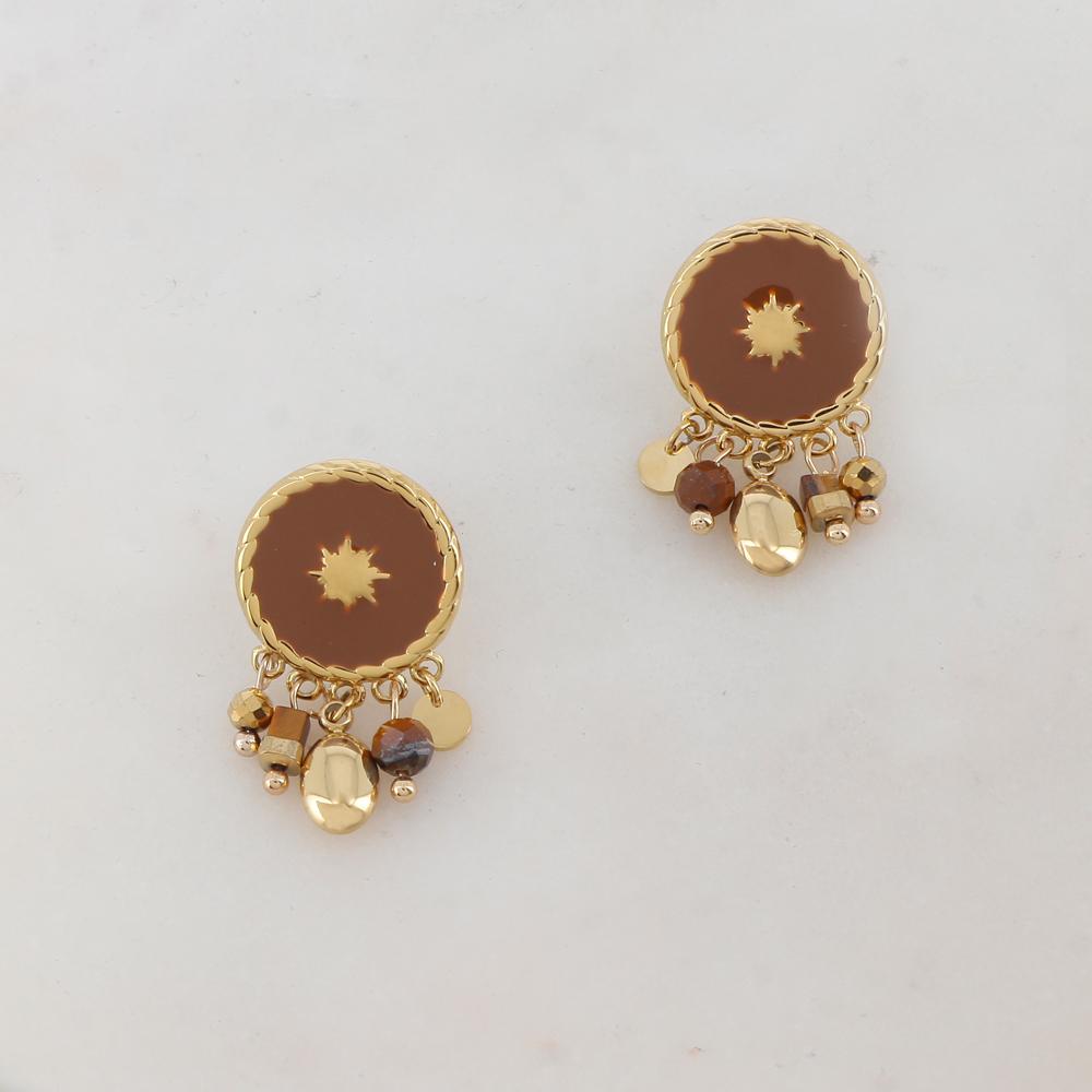 B.O à puce dorées avec pièce ronde émaillée, étoile, pampilles et pierres 1,5 X 2,7 CM.