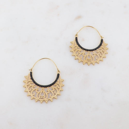 Créoles avec pièce ajourée et strass 3,5 x 4 cm.
