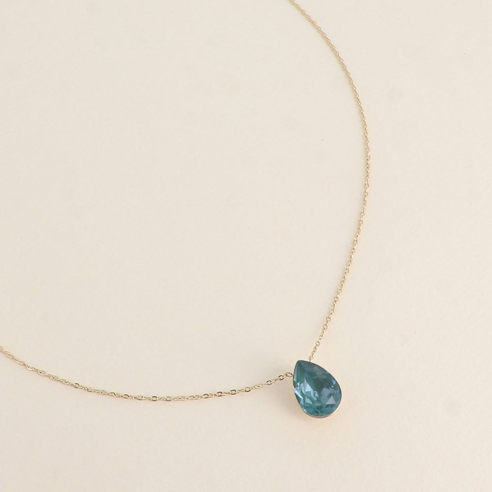 Collier - Pendentif cristal de Swarovski® en forme de goutte - Longueur du collier : 40+5 cm - Dimensions du cristal : 10x14 mm - Pine green ignite