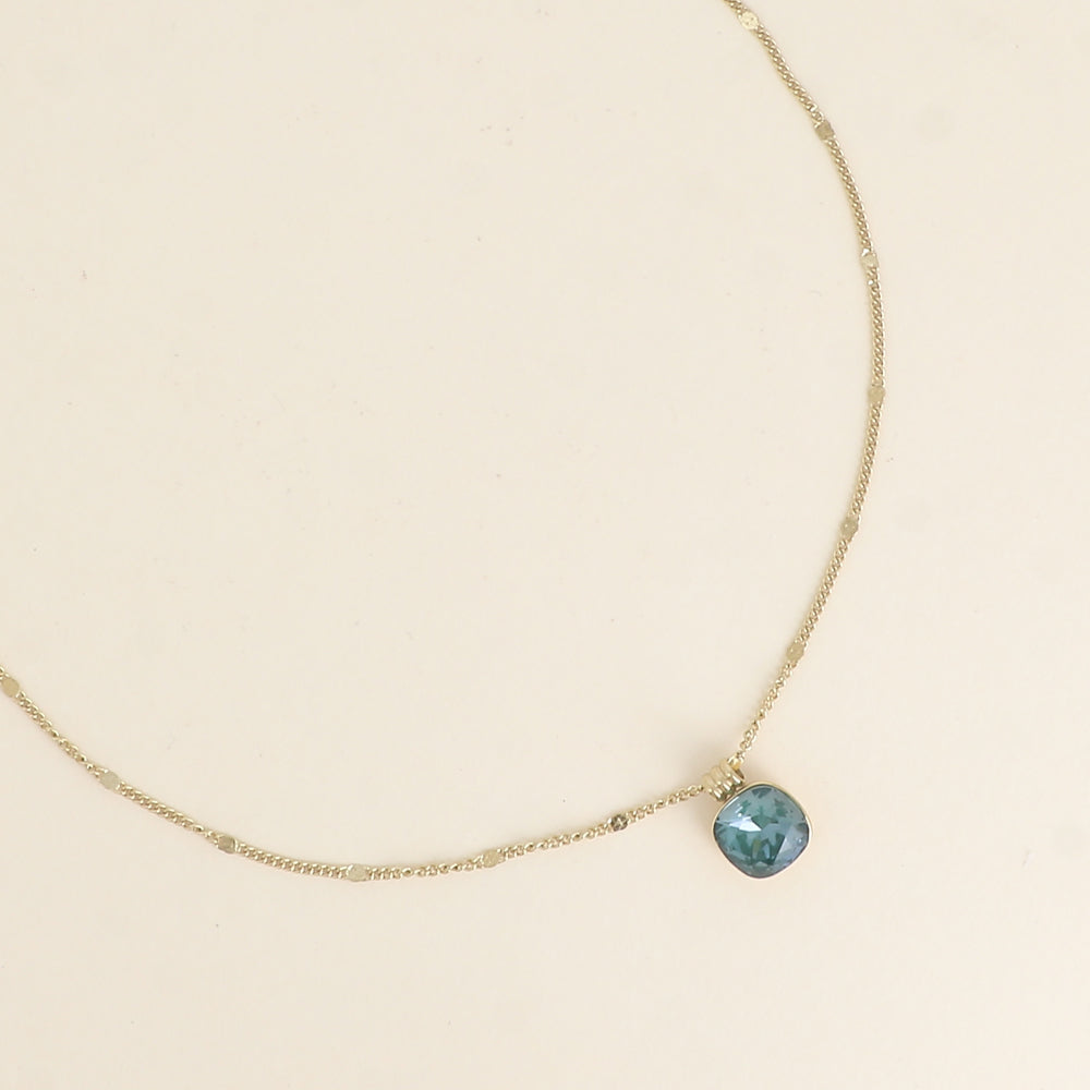 Collier orné de cristaux de Swarovski®. - Longueur de chaîne : 38+7 cm - Dimensions du cristal : 10 x 10 mm - Pine green ignite