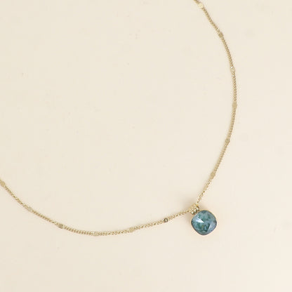 Collier orné de cristaux de Swarovski®. - Longueur de chaîne : 38+7 cm - Dimensions du cristal : 10 x 10 mm - Pine green ignite