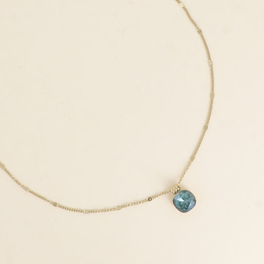Collier orné de cristaux de Swarovski®. - Longueur de chaîne : 38+7 cm - Dimensions du cristal : 10 x 10 mm - Pine green ignite