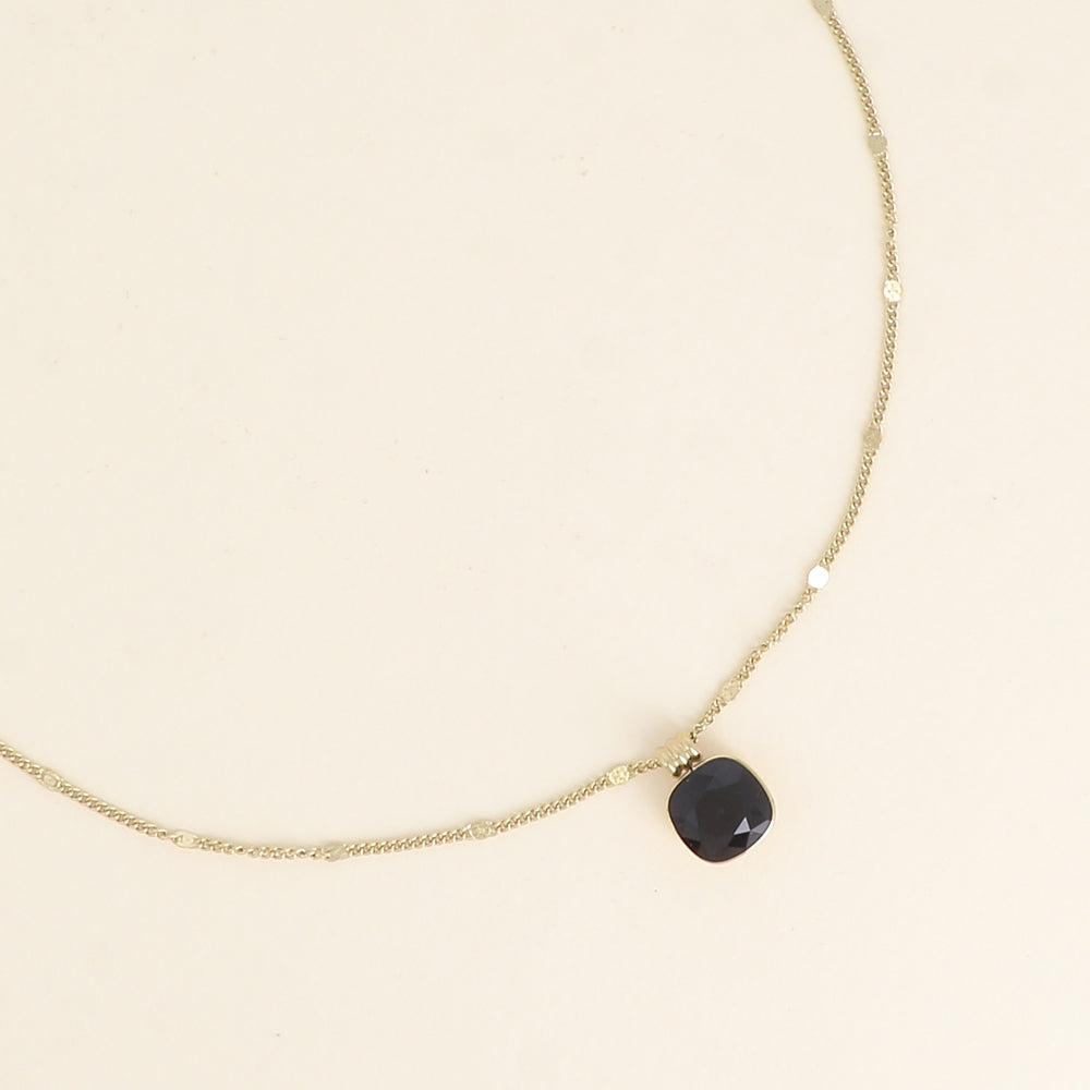 Collier orné de cristaux de Swarovski®. - Longueur de chaîne : 38+7 cm - Dimensions du cristal : 10 x 10 mm - Jet