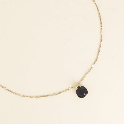 Collier orné de cristaux de Swarovski®. - Longueur de chaîne : 38+7 cm - Dimensions du cristal : 10 x 10 mm - Jet