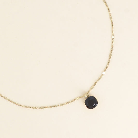 Collier orné de cristaux de Swarovski®. - Longueur de chaîne : 38+7 cm - Dimensions du cristal : 10 x 10 mm - Jet