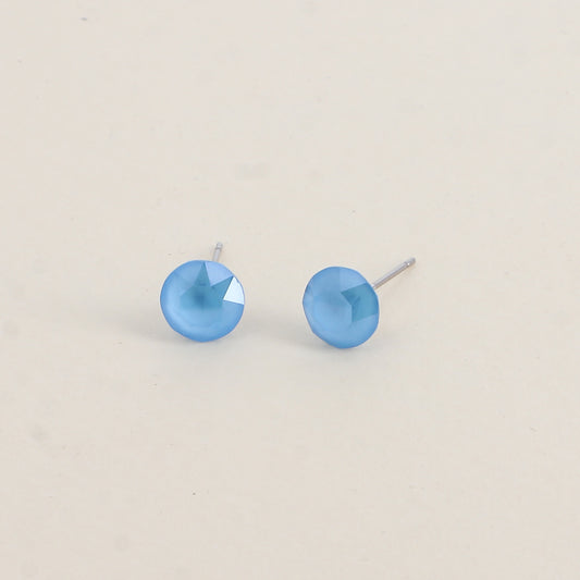 Boucles puces argentées – Ornées de cristaux de Swarovski® SS39 - Dimensions de la boucle : 8x8 mm - Summer blue