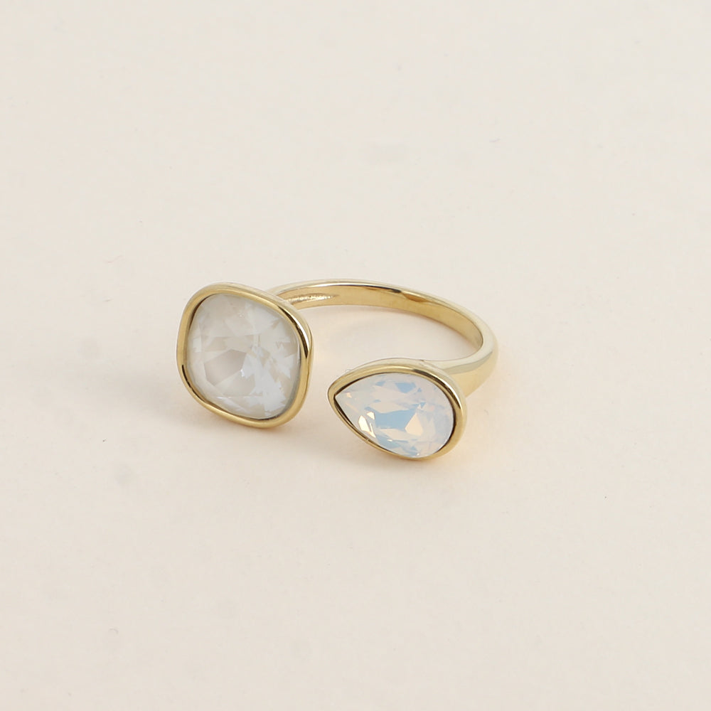 Bague ouverte - Ornée de cristaux de Swarovski® : 10mm été en forme de goutte - Hauteur de la bague: 2 mm - Dimensions des pierres carrée et goutte : 10x10 mm / 7x10 mm - Linen ignite