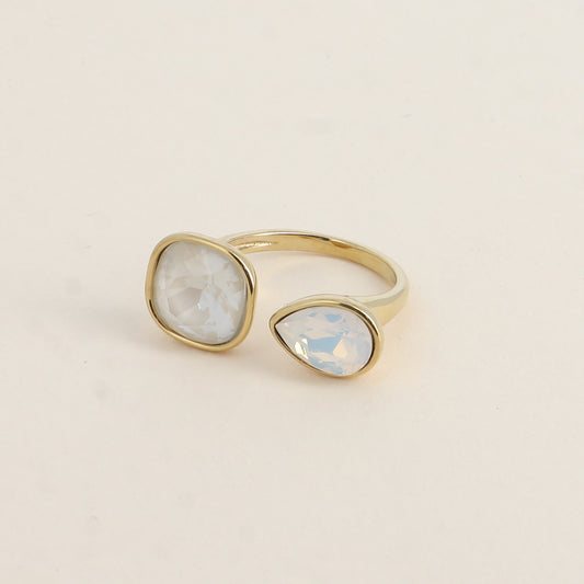 Bague ouverte - Ornée de cristaux de Swarovski® : 10mm été en forme de goutte - Hauteur de la bague: 2 mm - Dimensions des pierres carrée et goutte : 10x10 mm / 7x10 mm - Linen ignite