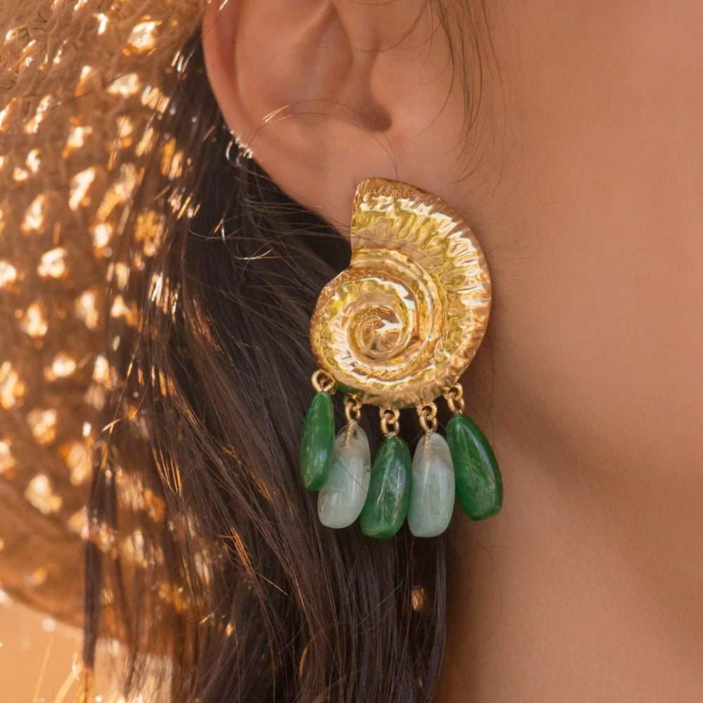 Boucles pendantes - coquillage escargot avec 5 perles gouttes acétates vertes 38x60 mm