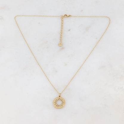 Collier doré composé d'un pendentif rond ajouré de façon fleur 40+5 cm