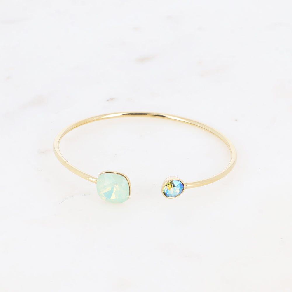 Jonc orné de cristaux de Swarovski® 10 mm et SS29 - Hauteur du jonc: 11 mm - Dimension du cristal 1: 10x10 mm - Diamètre du cristal 2: 7 mm - Chrysolite opal et Erinite shimmer