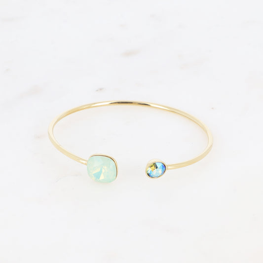 Jonc orné de cristaux de Swarovski® 10 mm et SS29 - Hauteur du jonc: 11 mm - Dimension du cristal 1: 10x10 mm - Diamètre du cristal 2: 7 mm - Chrysolite opal et Erinite shimmer