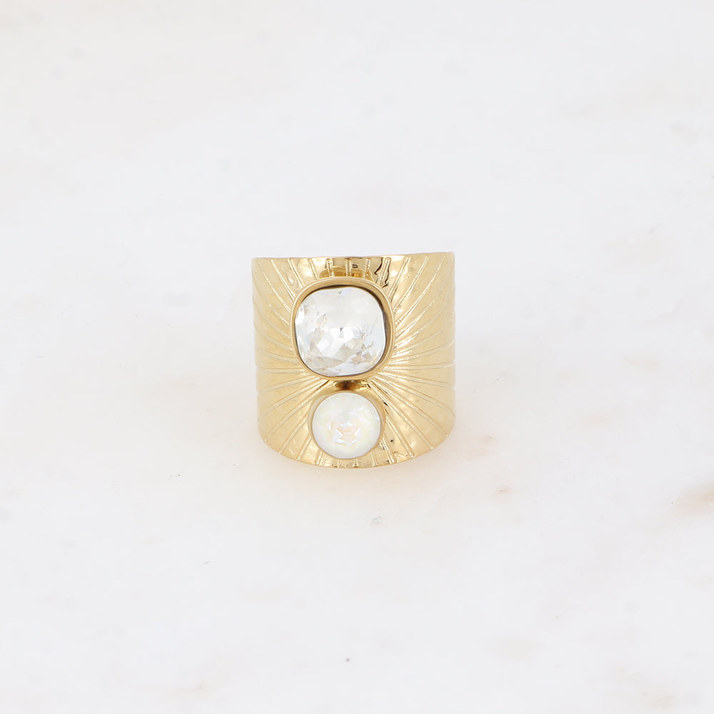 Bague large anneau solairement strié - Ornée de 2 cristaux de Swarovski® - Hauteur de la bague: 20mm - Dimensions des cristaux : 8x8 mm et 6x6 mm - Crystal