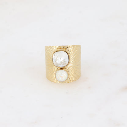 Bague large anneau solairement strié - Ornée de 2 cristaux de Swarovski® - Hauteur de la bague: 20mm - Dimensions des cristaux : 8x8 mm et 6x6 mm - Crystal