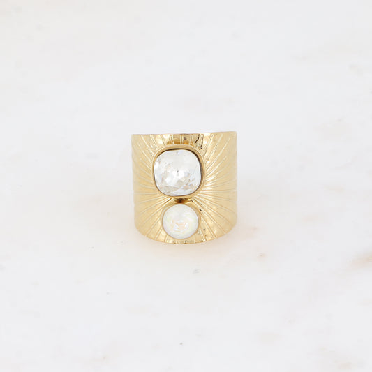Bague large anneau solairement strié - Ornée de 2 cristaux de Swarovski® - Hauteur de la bague: 20mm - Dimensions des cristaux : 8x8 mm et 6x6 mm - Crystal