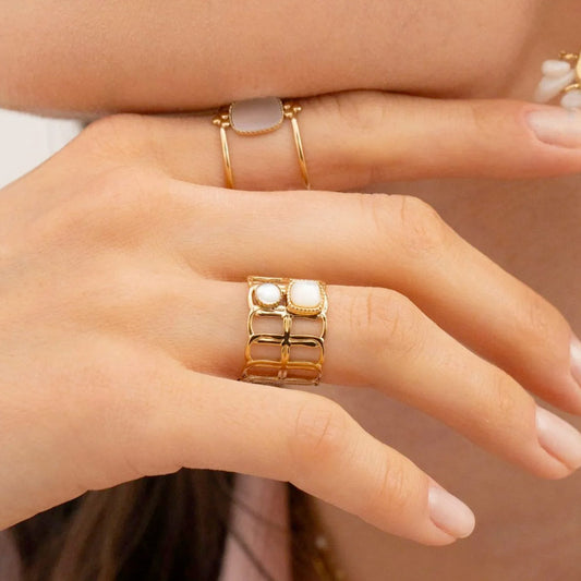 Bague large - anneau ajouré et pierres naturelles nacre blanche