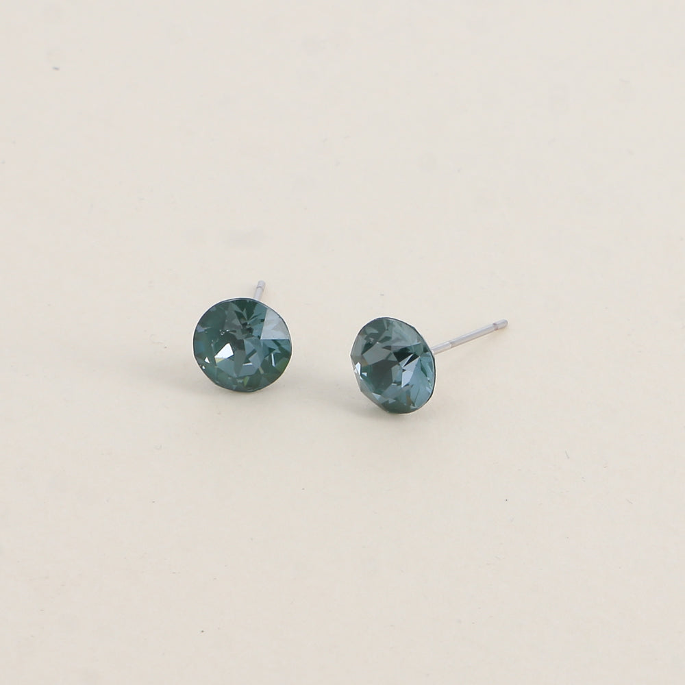 Boucles puces argentées – Ornées de cristaux de Swarovski® SS39 - Dimensions de la boucle : 8x8 mm - Pine green ignite