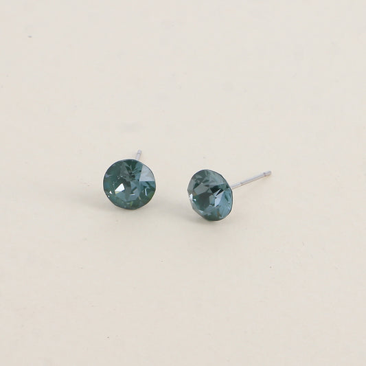 Boucles puces argentées – Ornées de cristaux de Swarovski® SS39 - Dimensions de la boucle : 8x8 mm - Pine green ignite