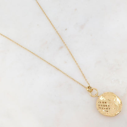 Collier doré composé d'un pendentif rond ajouré avec un effet ondulé 60+5 cm