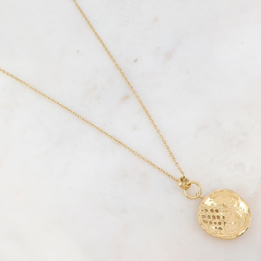 Collier doré composé d'un pendentif rond ajouré avec un effet ondulé 60+5 cm