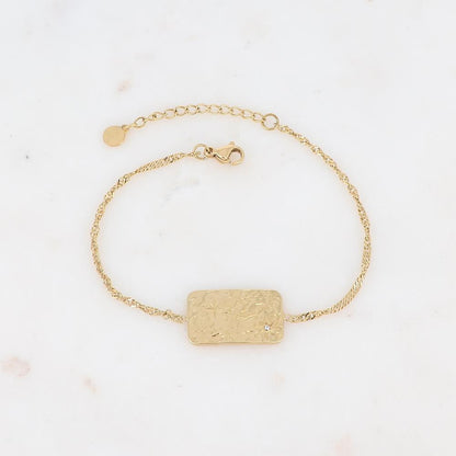 Bracelet avec pièce géométrique martelée, étoiles gravées et strass