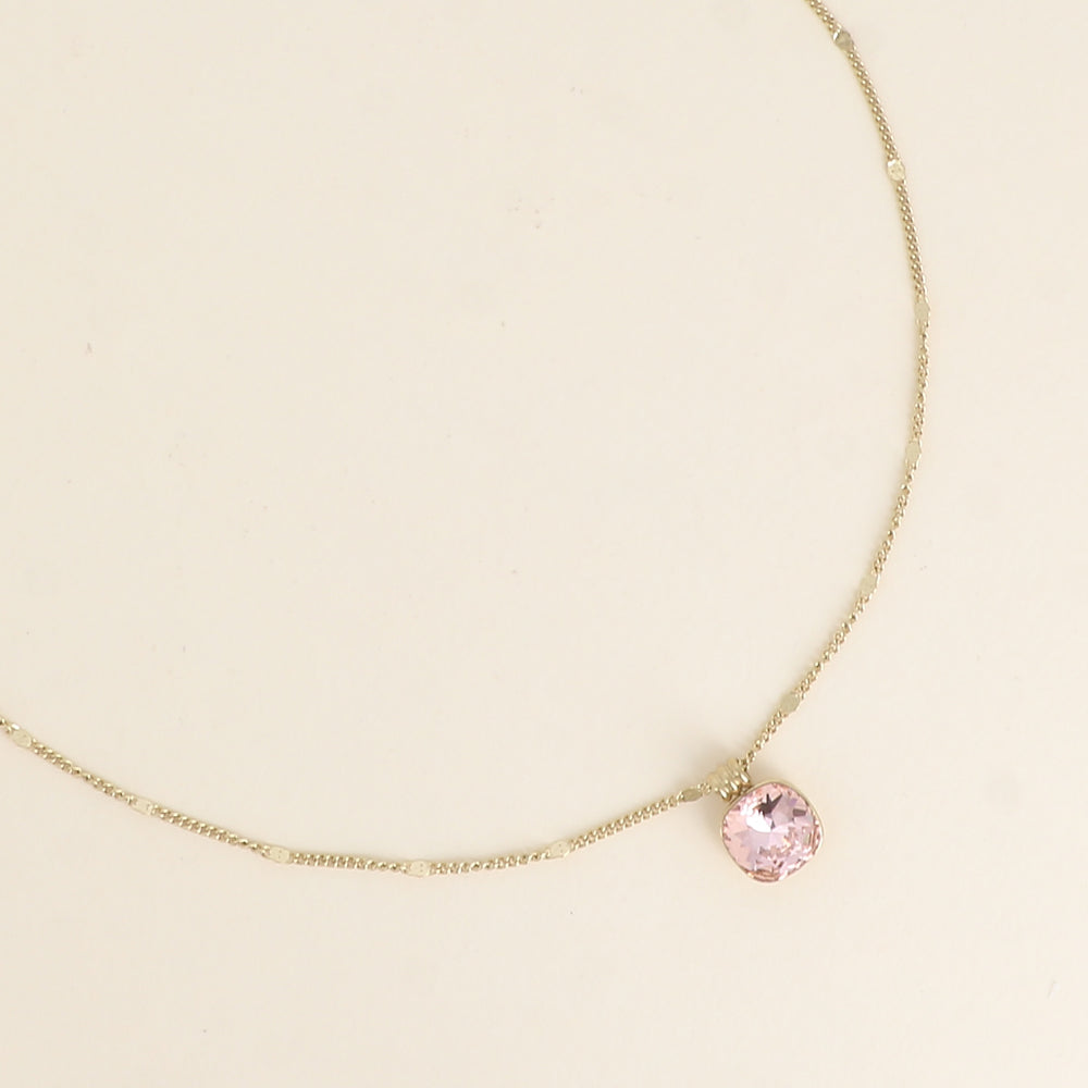 Collier orné de cristaux de Swarovski®. - Longueur de chaîne : 38+7 cm - Dimensions du cristal : 10 x 10 mm - Vintage rose