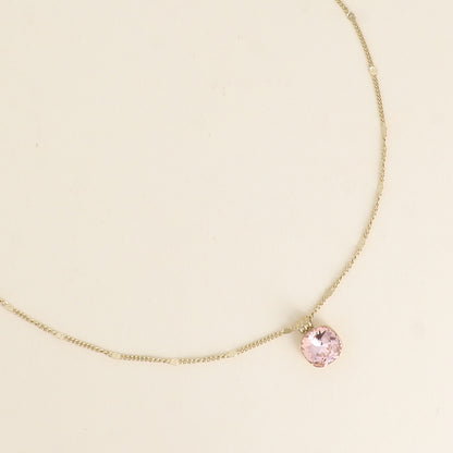 Collier orné de cristaux de Swarovski®. - Longueur de chaîne : 38+7 cm - Dimensions du cristal : 10 x 10 mm - Vintage rose