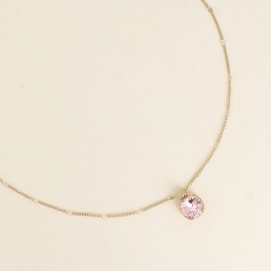 Collier orné de cristaux de Swarovski®. - Longueur de chaîne : 38+7 cm - Dimensions du cristal : 10 x 10 mm - Vintage rose
