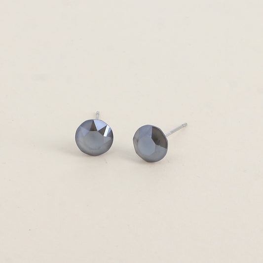 Boucles puces argentées – Ornées de cristaux de Swarovski® SS39 - Dimensions de la boucle : 8x8 mm - Dark grey