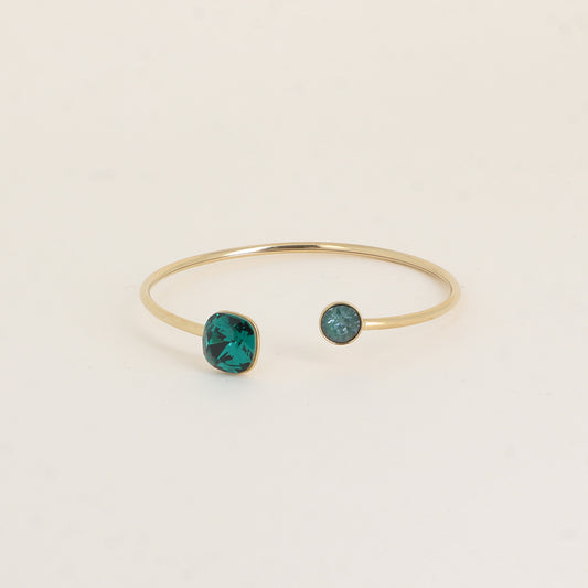 Jonc orné de cristaux de Swarovski® 10 mm et SS29 - Hauteur du jonc: 11 mm - Dimension du cristal 1: 10x10 mm - Diamètre du cristal 2: 7 mm - Emerald et pine green ignite
