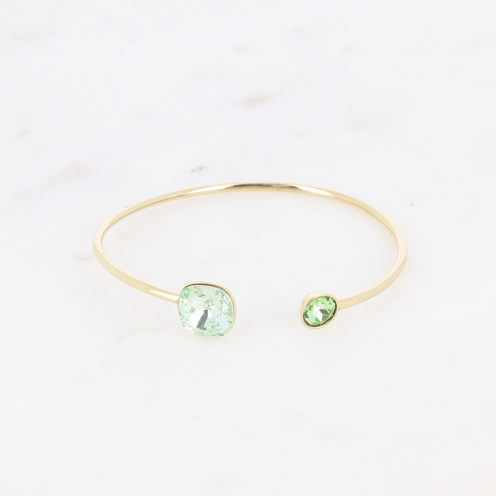 Jonc orné de cristaux de Swarovski® 10 mm et SS29 - Hauteur du jonc: 11 mm - Dimension du cristal 1: 10x10 mm - Diamètre du cristal 2: 7 mm - Chrysolite et peridot