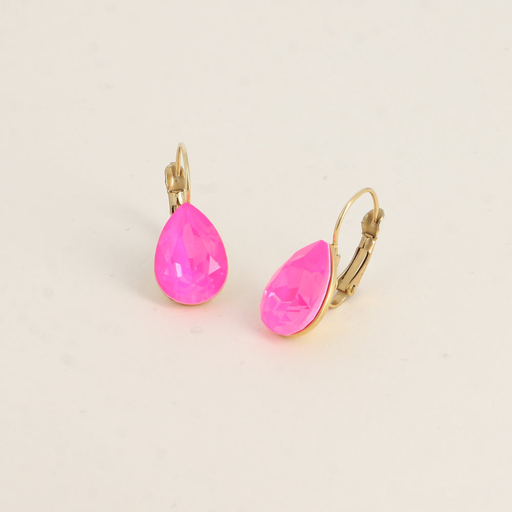 Boucles dormeuses ornées de cristaux de Swarovski® - Dimensions de la boucle : 10 x 23mm - Dimensions du cristal : 10 x 13mm - Electric pink ignite