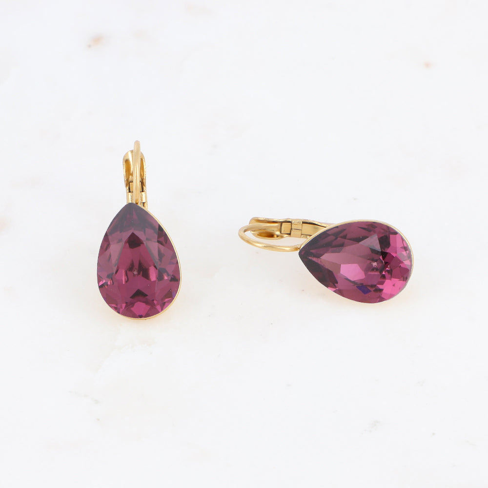 Boucles dormeuses ornées de cristaux de Swarovski® - Dimensions de la boucle : 10 x 23mm - Dimensions du cristal : 10 x 13mm - Amethyst