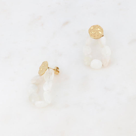 B.O à puce avec pièce ronde martelée, pierres naturelles 2,8 x3,3 cm.