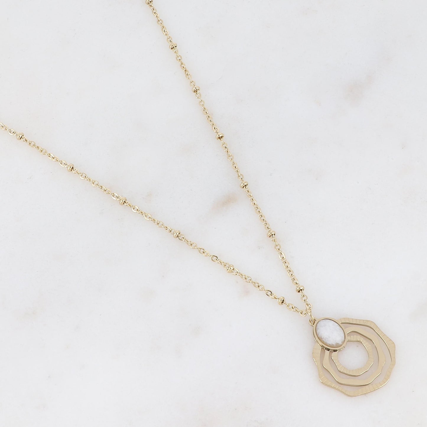 Collier doré avec pendentif aux formes géométriques et pierre naturelle blanche 38+5 cm