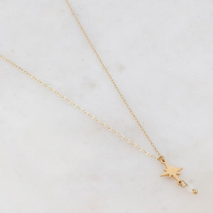 Collier doré composé d'une étoile et d'une pierre blanche 39+5 cm