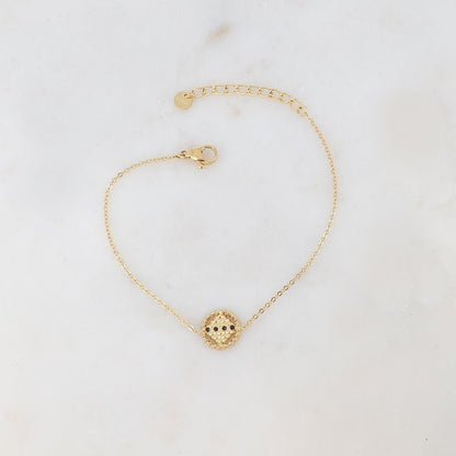 Bracelet avec pendentif rond ajouré de façon géométrique, 4 strass