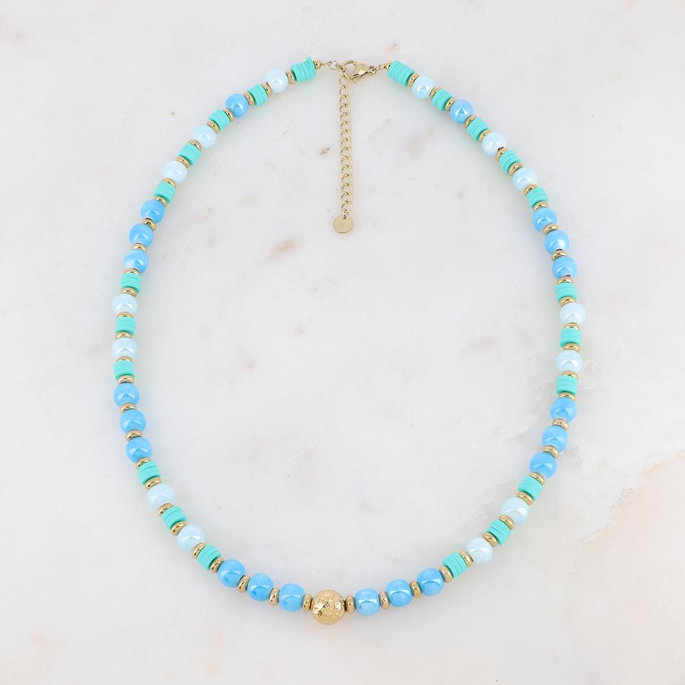 Collier doré embelli de perles en céramique bleu ciel, de perles heishi turquoises et d'une boule dorée 40+5 cm