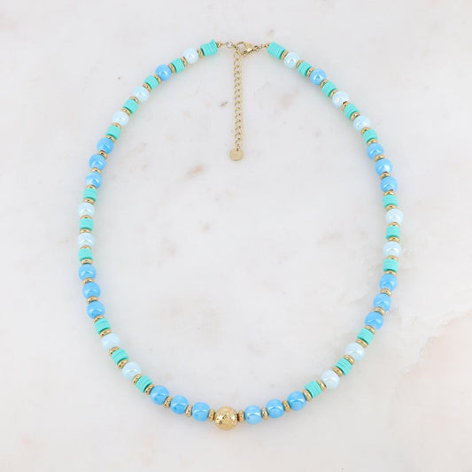 Collier doré embelli de perles en céramique bleu ciel, de perles heishi turquoises et d'une boule dorée 40+5 cm