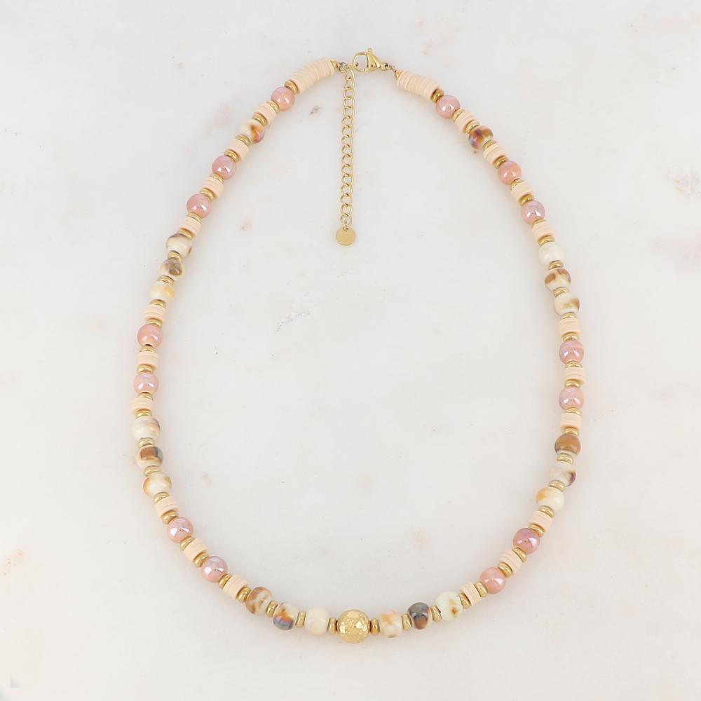Collier doré embelli de perles en céramique et perles heishi beiges et d'une boule dorée 40+5 cm