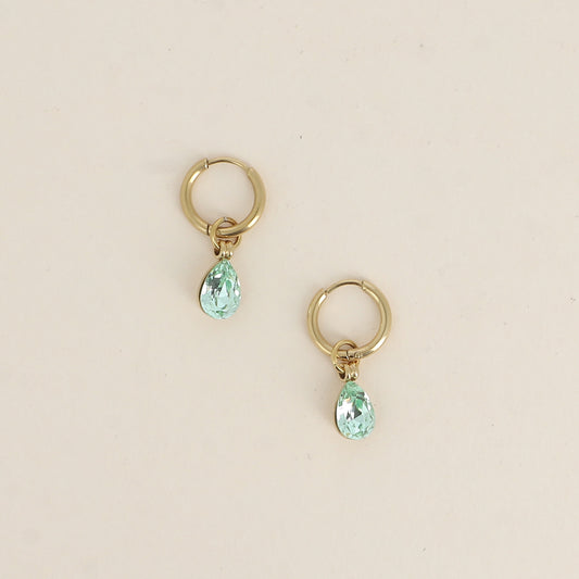 Créoles ornées de cristaux de Swarovski® en forme de gouttes - Dimensions de la créole : 13 x 13 x 2 mm - Dimensions de la boucle : 7 x 27 mm - Dimensions du cristal : 7 x 10 mm - Chrysolite
