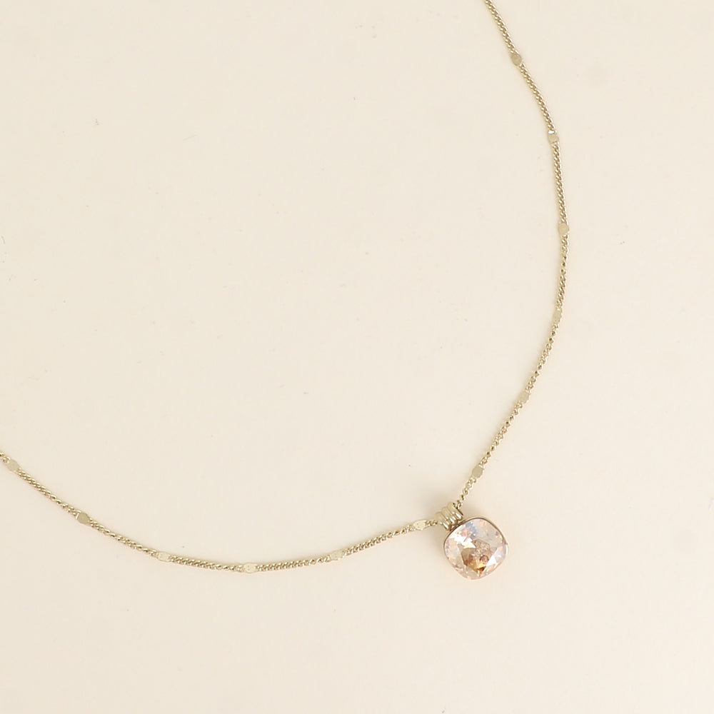 Collier orné de cristaux de Swarovski®. - Longueur de chaîne : 38+7 cm - Dimensions du cristal : 10 x 10 mm - Golden shadow