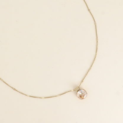 Collier orné de cristaux de Swarovski®. - Longueur de chaîne : 38+7 cm - Dimensions du cristal : 10 x 10 mm - Golden shadow