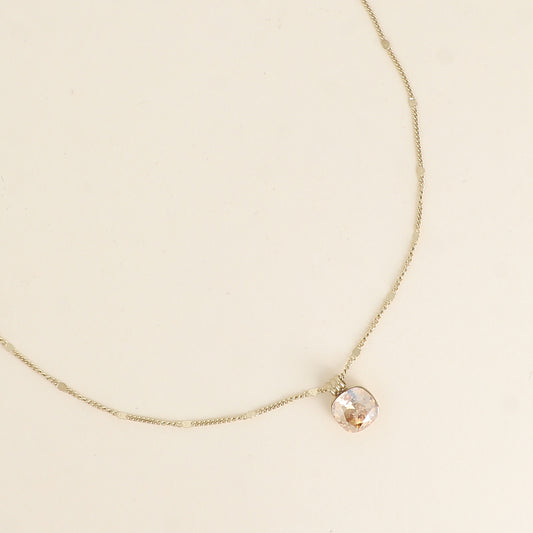 Collier orné de cristaux de Swarovski®. - Longueur de chaîne : 38+7 cm - Dimensions du cristal : 10 x 10 mm - Golden shadow