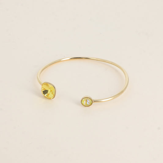 Jonc orné de cristaux de Swarovski® 10 mm et SS29 - Hauteur du jonc: 11 mm - Dimension du cristal 1: 10x10 mm - Diamètre du cristal 2: 7 mm - Light topaz et sunshine delite