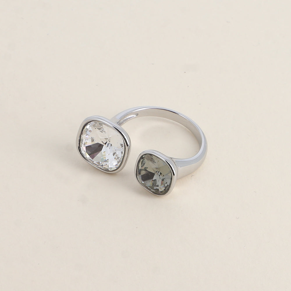 Bague ouverte rhodium - Ornée de cristaux de Swarovski® 10 mm et 8 mm - Hauteur de la bague: 2 mm - Crystal