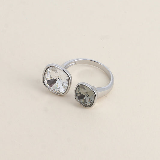 Bague ouverte rhodium - Ornée de cristaux de Swarovski® 10 mm et 8 mm - Hauteur de la bague: 2 mm - Crystal